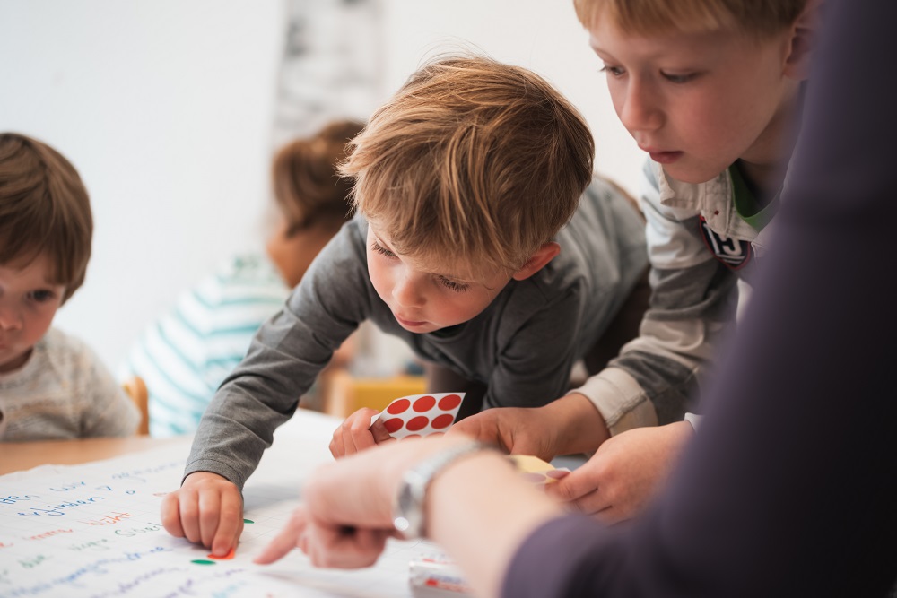 Kinder realisieren ein Projekt im Bereich Technik und Naturwissenschaften.