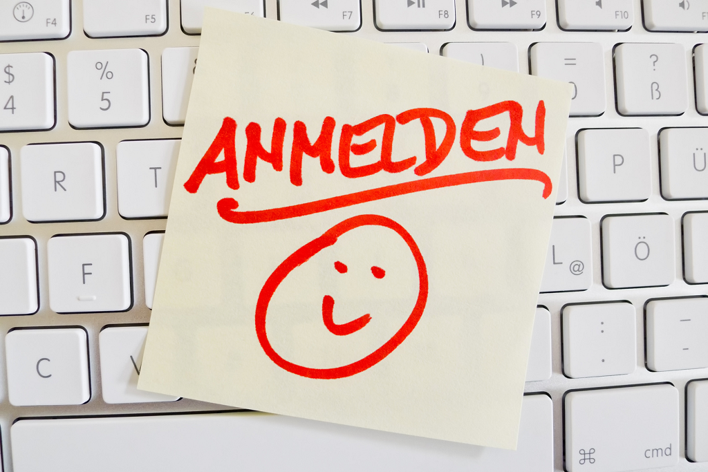 Post-It mit dem Wort Anmelden