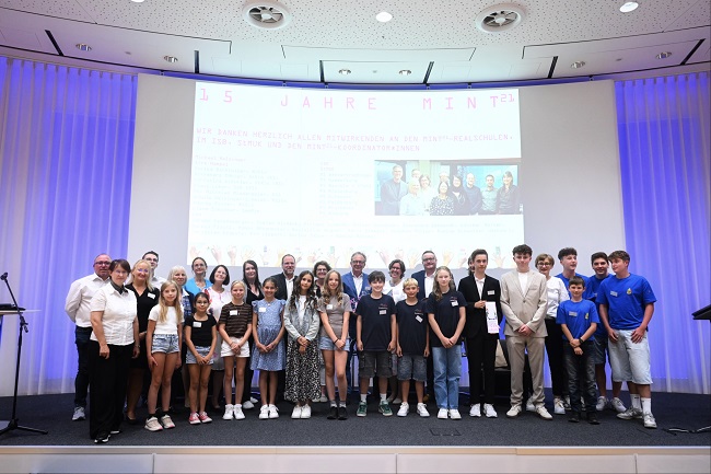 Gruppenbild Projektbeteiligte bei der Veranstaltung “15 Jahre MINT21".
