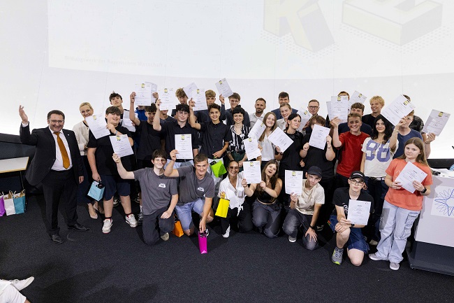 Gruppenbild Projektbeteiligte bei der Abschlussveranstaltung des Wettbewerbs Technik-Scouts 2026.