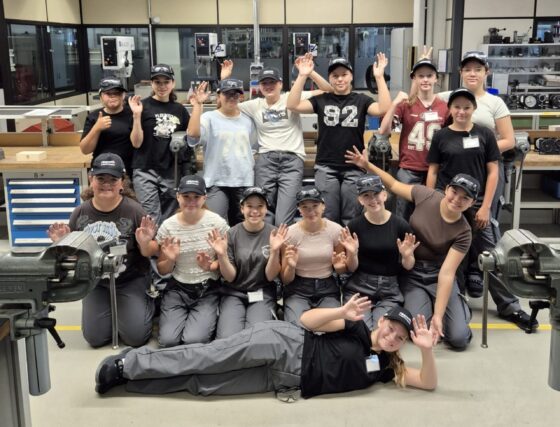 Gruppenfoto der Teilnehmerinnen beim Technik-Camp.