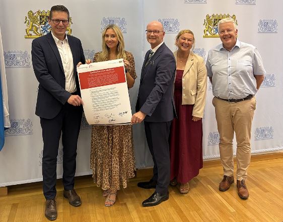 Vertreterinnen und Vertreter von Kultusministerium und SCHULEWIRTSCHAFT Bayern mit der unterzeichneten Kooperationsvereinbarung.
