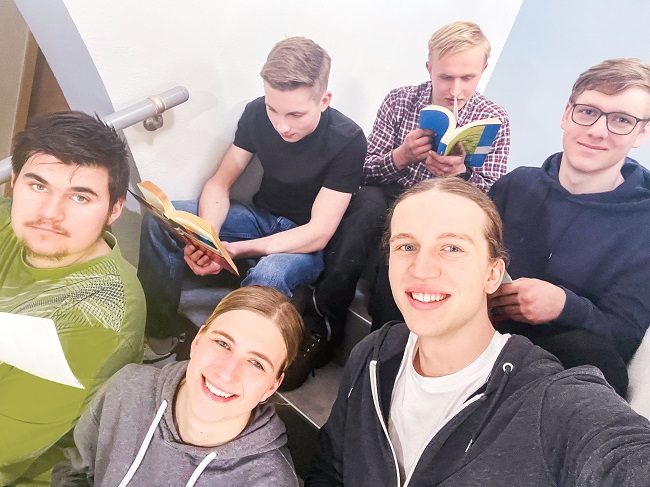 Lächelnde Jugendliche bei Selfie-Aufnahme.