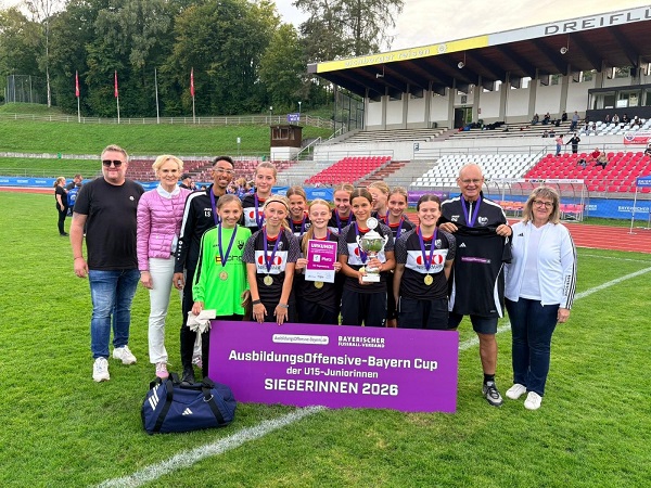 Gruppenbild der Gewinnerinnen aus Regensburg beim AusbildungsOffensive Cup 2026.