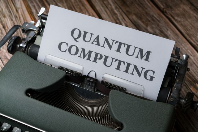 Konzept des Quantencomputings, dargestellt auf einer vintage Schreibmaschine auf einem Holztisch.
