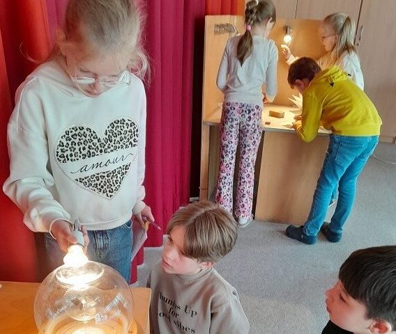 Schulkinder beim Lichtexperiment.