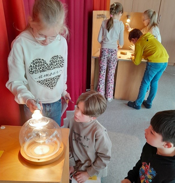 Schulkinder beim Lichtexperiment.