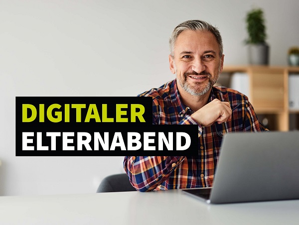 Ein lächelnder Mann am Laptop mit dem Textfeld „DIGITALER ELTERNABEND“.