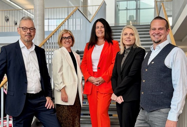 Gruppenbild mit Vertreterinnen und Vertreter der Tagungsveranstalter sowie dem Referenten des Impulsvortrags.